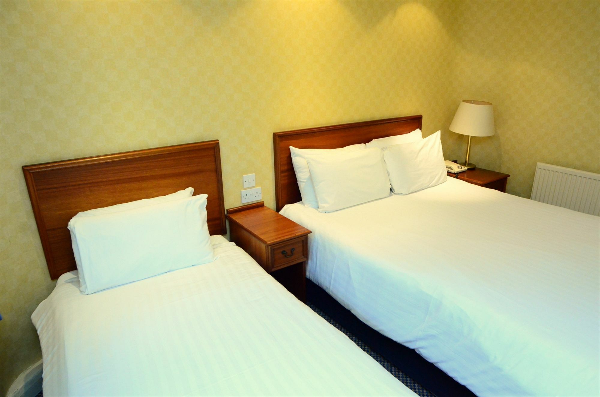 Barons Court Hotel 沃尔索尔 外观 照片